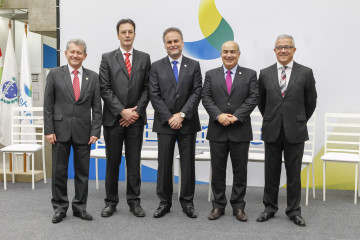 Posse do Presidente Djalma Berger e Diretores Claudio Vignatti DF e Antônio Waldir Vittori DO da Eletrosul – Foto Hermínio Nunes 28-07-2015
- Antônio Waldir Vittoti Dirtor de Operações; Claudio Vignatti Diretor Financeiro; Djalma Bergeer Presidente da Eletrosul; Ronaldo dos Santos Custódio Diretor de Engenharia; Paulo Afonso Evangelista Vieira Diretos de Administração