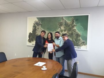 O prefeito Fabrício Oliveira (E) recebeu Geovania e Kaká Fernandes (de barba) em seu gabinete