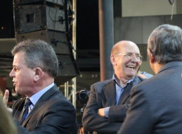 Bauer (C) e Pinho Moreira (de costas) são pré-candidatos ao governo
