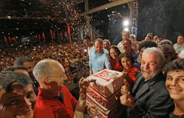 Rio de Janeiro- RJ- Brasil- 27/02/2016- O ex-presidente Luiz Inácio Lula da Silva esteve da festa de 36 anos do Partido dos Trabalhadores, no Rio de Janeiro, neste sábado (27). A festa contou com a apresentação de Diogo Nogueira e a bateria da Portela, além de homenagem especial ao ex-presidente, a quem foi dedicada a música “Ser Humano”, de Zeca Pagodinho.
Houve ainda homenagem a Carlos Manoel, ex-presidente do Sindicato dos Metalúrgicos do Rio de Janeiro e secretário de finanças do PT fluminense, falecido na última terça-feira (23).
Em mensagem aos militantes, Lula reafirmou que é necessário defender e ajudar o governo federal a retomar um ciclo de crescimento com inclusão social. “O problema é nosso. É meu, é seu, e todos os brasileiros. Temos de assumir essa responsabilidade. Falar o que tem de falar, porque partido não precisa concordar sempre com governo. Mas saber que estamos juntos. Por mais que haja discordância de alguma coisa, o lado da Dilma é o do povo”, ressaltou o ex-presidente, saudado com gritos de: “não vai ter golpe”.
“O povo brasileiro quer emprego, salário, inflação baixa e ter um dinheirinho pra gastar com a família. E nós estamos vivendo um momento difícil. A culpa não é do governo, é de uma conjuntura mundial”, ponderou Lula. “O povo sabe que foi o PT que levou a tantas conquistas na última década. Foi o projeto que mais investiu em educação, que mais pôs comida na mesa do povo, que fez 40 milhões ascenderem socialmente, levou energia a 12 milhões de brasileiros”, relembrou.
O ex-presidente afirmou ainda que, para sair da conjuntura de crise, “temos de olhar ainda mais para o povo pobre. O pobre não é problema. É solução. Se o mundo rico tivesse feito desde 2007 investimentos para ajudar os países pobres a se desenvolver, estariam vendendo para o continente africano, para a america latina, e a gente teria deixado de ser pobres. Mas colocaram 12 bilhões de dólares para salvar o mercado financeiro, e não adiantou”.
Campanha de difamação e 2018
Lula falou ainda sobre a campanha empreendida por parte da mídia e setores do judiciário contra o PT e a honra do próprio ex-presidente. “Não podemos criminalizar qualquer pessoa que seja por causa de manchetes. Hoje, neste país, há um partido que se chama Globo, um partido que se chama Veja. Mas se eles quiserem voltar ao poder, tem de aprender a ser democráticos e respeitar os resultados das eleições”. Lula, que relatou os ataques diários sofridos por ele desde janeiro do ano passado, garantiu que não se intimidará. “se for necessário, se vocês entenderem necessário para defender este projeto, que está sob ataque, em 2018, eu, com 72 anos, volto a disputar a eleição”.
Foto: Ricardo Stuckert/ Instituto Lula
