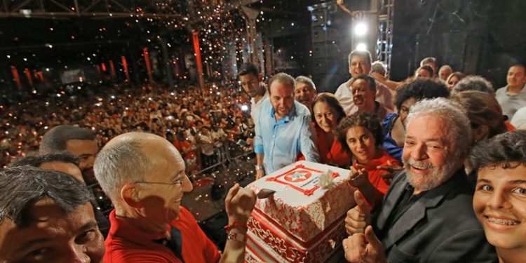 Rio de Janeiro- RJ- Brasil- 27/02/2016- O ex-presidente Luiz Inácio Lula da Silva esteve da festa de 36 anos do Partido dos Trabalhadores, no Rio de Janeiro, neste sábado (27). A festa contou com a apresentação de Diogo Nogueira e a bateria da Portela, além de homenagem especial ao ex-presidente, a quem foi dedicada a música “Ser Humano”, de Zeca Pagodinho.
Houve ainda homenagem a Carlos Manoel, ex-presidente do Sindicato dos Metalúrgicos do Rio de Janeiro e secretário de finanças do PT fluminense, falecido na última terça-feira (23).
Em mensagem aos militantes, Lula reafirmou que é necessário defender e ajudar o governo federal a retomar um ciclo de crescimento com inclusão social. “O problema é nosso. É meu, é seu, e todos os brasileiros. Temos de assumir essa responsabilidade. Falar o que tem de falar, porque partido não precisa concordar sempre com governo. Mas saber que estamos juntos. Por mais que haja discordância de alguma coisa, o lado da Dilma é o do povo”, ressaltou o ex-presidente, saudado com gritos de: “não vai ter golpe”.
“O povo brasileiro quer emprego, salário, inflação baixa e ter um dinheirinho pra gastar com a família. E nós estamos vivendo um momento difícil. A culpa não é do governo, é de uma conjuntura mundial”, ponderou Lula. “O povo sabe que foi o PT que levou a tantas conquistas na última década. Foi o projeto que mais investiu em educação, que mais pôs comida na mesa do povo, que fez 40 milhões ascenderem socialmente, levou energia a 12 milhões de brasileiros”, relembrou.
O ex-presidente afirmou ainda que, para sair da conjuntura de crise, “temos de olhar ainda mais para o povo pobre. O pobre não é problema. É solução. Se o mundo rico tivesse feito desde 2007 investimentos para ajudar os países pobres a se desenvolver, estariam vendendo para o continente africano, para a america latina, e a gente teria deixado de ser pobres. Mas colocaram 12 bilhões de dólares para salvar o mercado financeiro, e não adiantou”.
Campanha de difamação e 2018
Lula falou ainda sobre a campanha empreendida por parte da mídia e setores do judiciário contra o PT e a honra do próprio ex-presidente. “Não podemos criminalizar qualquer pessoa que seja por causa de manchetes. Hoje, neste país, há um partido que se chama Globo, um partido que se chama Veja. Mas se eles quiserem voltar ao poder, tem de aprender a ser democráticos e respeitar os resultados das eleições”. Lula, que relatou os ataques diários sofridos por ele desde janeiro do ano passado, garantiu que não se intimidará. “se for necessário, se vocês entenderem necessário para defender este projeto, que está sob ataque, em 2018, eu, com 72 anos, volto a disputar a eleição”.
Foto: Ricardo Stuckert/ Instituto Lula