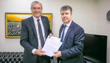 O Procurador-Geral, Sandro Neis (D) foi pessoalmente entregar a proposta ao presidente da Alesc (E)