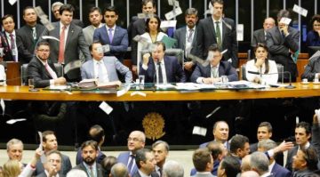 Sessão da Câmara admissibilidade processo contra o Temer, dinheiro, pixuleco - Foto: Sérgio Lima/PODER 360