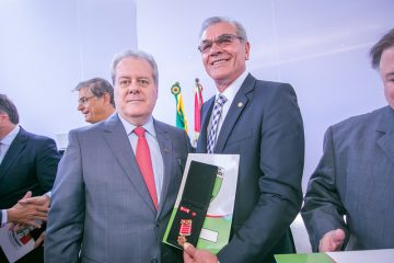 Secretário de Estado da Segurança Pública, César Augusto Grubba, entrega honraria ao presidente da Alesc, deputado Silvio Dreveck