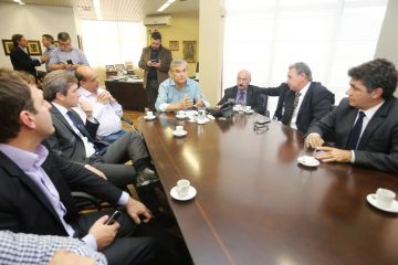 Deputados e prefeitos do Sul de SC foram recebidos pelo vice-governador (C)