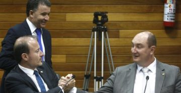 Gabriel Ribeiro (E-PSD), em pé o líder pessedista, Darci de Matos, e Mauro de Nadal, líder do PMDB na Alesc