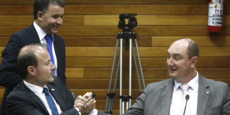 Gabriel Ribeiro (E-PSD), em pé o líder pessedista, Darci de Matos, e Mauro de Nadal, líder do PMDB na Alesc