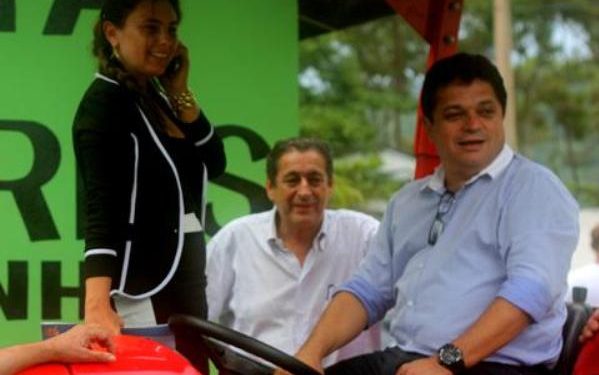 Registro da entrega de um trator para o município de Bombinhas, administrado por Ana Paula da Silva (em pé)