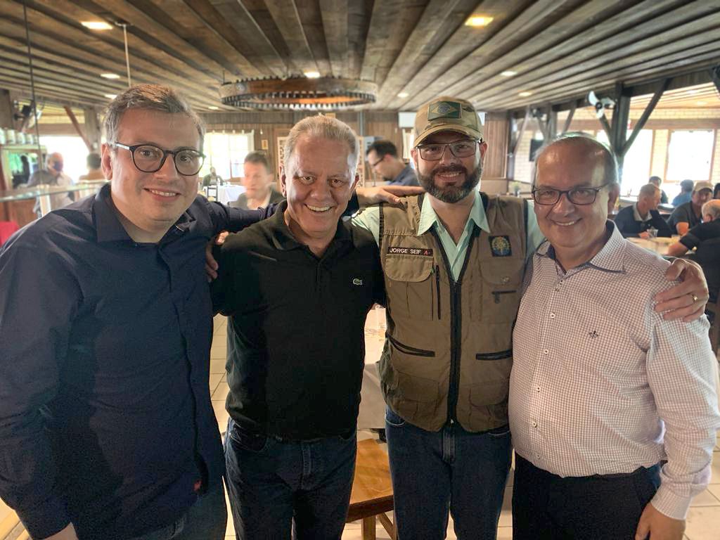 Joares Ponticelli posa em foto ao lado de Jorginho Mello em evento no Sul