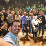 A reunião foi marcada por discursos empolgados e demonstrações de força política em apoio à chapa de reeleição do prefeito André Vechi e do vice-prefeito Deco Batisti. As principais lideranças presentes reforçaram o compromisso com a continuidade dos projetos que transformaram Brusque nos últimos anos, sobretudo na área da Saúde, e pediram o apoio da população para garantir que o progresso da cidade siga em ritmo acelerado.