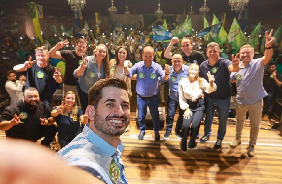 A reunião foi marcada por discursos empolgados e demonstrações de força política em apoio à chapa de reeleição do prefeito André Vechi e do vice-prefeito Deco Batisti. As principais lideranças presentes reforçaram o compromisso com a continuidade dos projetos que transformaram Brusque nos últimos anos, sobretudo na área da Saúde, e pediram o apoio da população para garantir que o progresso da cidade siga em ritmo acelerado.