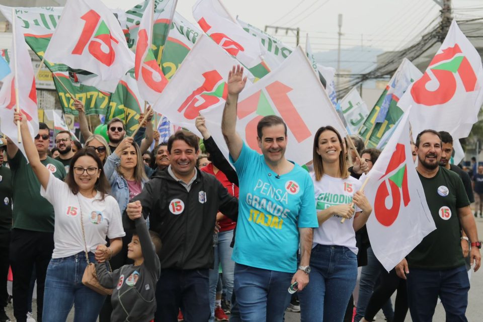 O clima de alegria e otimismo na campanha da coligação “Itajaí em 1º Lugar”, marcou mais uma vez a caminhada que saiu do bairro Dom Bosco, passou pelo São Judas e só terminou no bairro São João. As bandeiras, os apitos e as músicas dos candidatos deram o tom de festividade, de quem vive na cidade, quer seguir avançando e sabe que Chiodini e Dedé tem experiência e preparo para governar e realizar grandes obras em Itajaí.