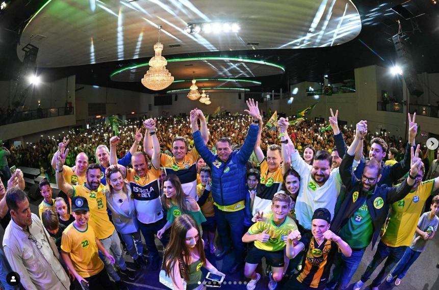 O que poderia ocorrer nessa reta final foi registrado na semana passada, com a vinda ao Estado do ex-presidente Jair Bolsonaro, indiscutivelmente o maior eleitor catarinense. Claro que partidos adversários e porta-vozes credenciados procuraram gorar a visita de Bolsonaro, vaticinando que seria uma incursão esvaziada, apenas restrita a Balneário Camboriú e Criciúma, diferentemente do que vínhamos assinalando neste espaço já há semanas.