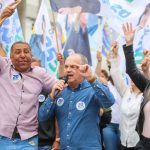 Uma caminhada que movimentou o bairro Areias, em São José, fechou a última semana de agosto na campanha de Moacir da Silva (Podemos). Junto à vice Fabiana Pereira (PRD), a nominata de vereadores, simpatizantes e apoiadores, o candidato a prefeito deu largada no início da manhã deste sábado (31) na rua Francisco Jacinto de Melo e por cerca de duas horas se deslocou até o fim da rua Antônio Mariano de Souza.