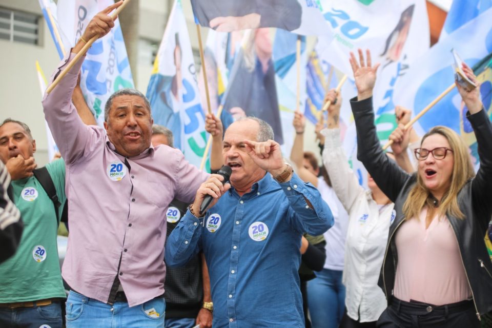 Uma caminhada que movimentou o bairro Areias, em São José, fechou a última semana de agosto na campanha de Moacir da Silva (Podemos). Junto à vice Fabiana Pereira (PRD), a nominata de vereadores, simpatizantes e apoiadores, o candidato a prefeito deu largada no início da manhã deste sábado (31) na rua Francisco Jacinto de Melo e por cerca de duas horas se deslocou até o fim da rua Antônio Mariano de Souza.