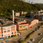 A cerimônia será marcada por homenagens a pessoas e entidades públicas e privadas que fizeram parte da história da Univali, bem como pela outorga da comenda honorífica de maior valor acadêmico, o título de Doutora Honoris Causa, à reitora da Universidade de Alicante, na Espanha, professora Amparo Navarro Faure. A docente será a primeira mulher a receber a comenda na instituição.