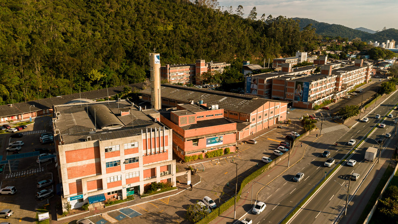 A cerimônia será marcada por homenagens a pessoas e entidades públicas e privadas que fizeram parte da história da Univali, bem como pela outorga da comenda honorífica de maior valor acadêmico, o título de Doutora Honoris Causa, à reitora da Universidade de Alicante, na Espanha, professora Amparo Navarro Faure. A docente será a primeira mulher a receber a comenda na instituição.