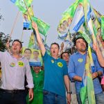 Cerca de 500 pessoas se reuniram em frente à Sede da Assembleia de Deus, onde os candidatos conversaram com a população