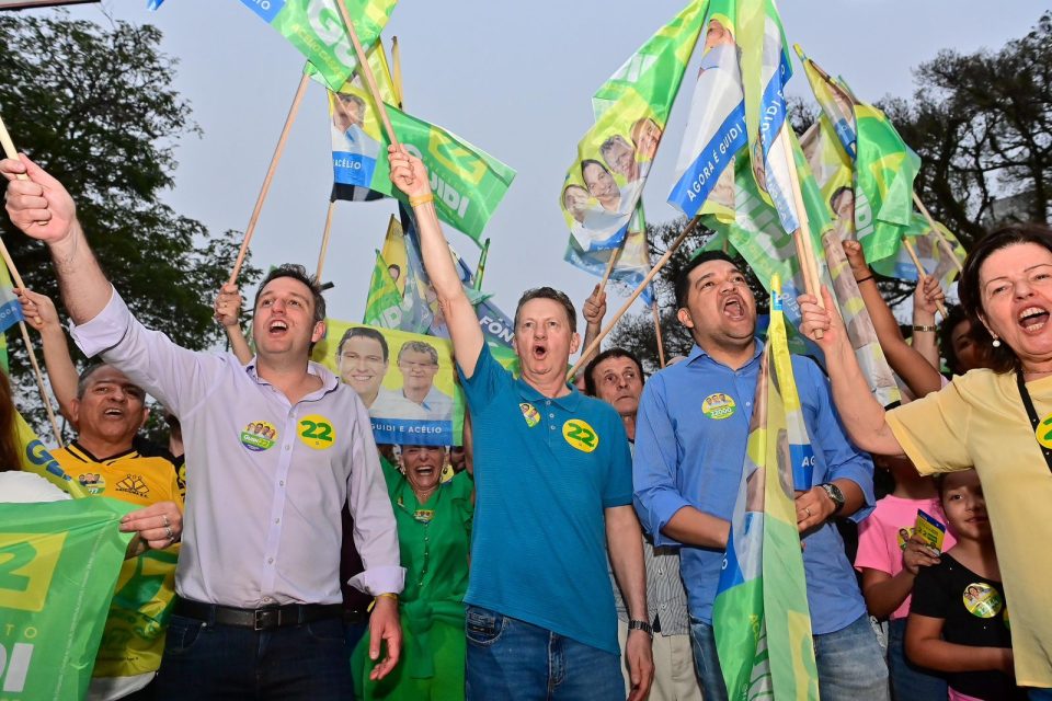 Cerca de 500 pessoas se reuniram em frente à Sede da Assembleia de Deus, onde os candidatos conversaram com a população