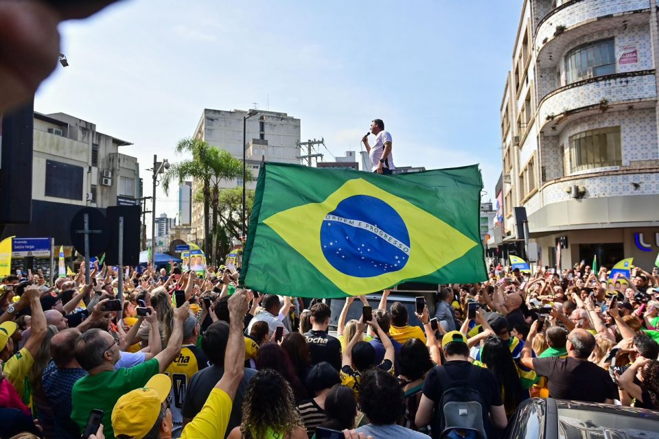 O roteiro do governador Jorginho com o presidente Bolsonaro encerrou no meio da tarde deste sábado, quando o ex-presidente embarcou de volta para São Paulo. Foram três dias de esforços concentrados em apoiar as candidaturas do PL em Santa Catarina, que demonstram a proximidade do governador catarinense com o líder nacional da direita no Brasil.