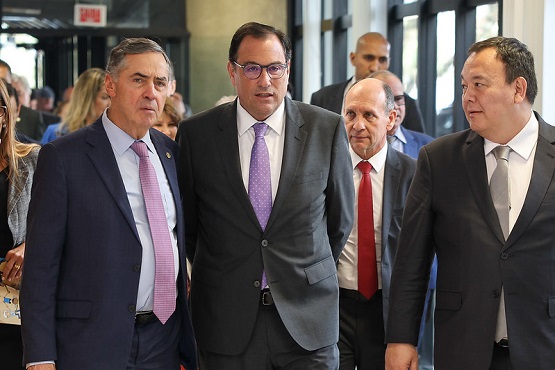 O presidente do STF e do CNJ cumprimentou o desembargador Francisco lembrando que a amizade entre os dois é antiga, iniciada ainda nos tempos em que o presidente do TJSC atuava na comarca de Blumenau. Barroso discorreu sobre as ações de sua gestão, a começar pelo Exame Nacional de Magistratura (Enam), que teve sua primeira edição realizada em abril e que terá a segunda em 20 de outubro. Destacou ainda o Exame Nacional dos Cartórios, cuja criação foi aprovada semana passada, na 3ª Sessão Extraordinária de 2024 do CNJ.