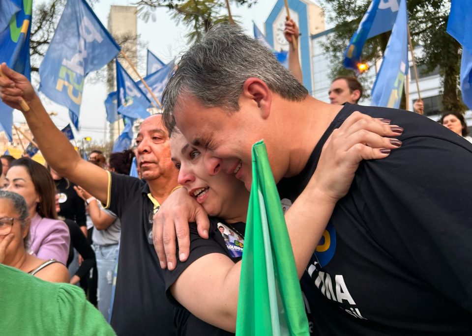 Coligação ‘Criciúma Acima de Tudo’ tomou a Avenida Centenário em mobilização contra a prisão do chefe do Executivo criciumense. Ato em apoio a Clésio Salvaro, preso no âmbito da Operação Caronte, foi liderado por Vaguinho Espíndola