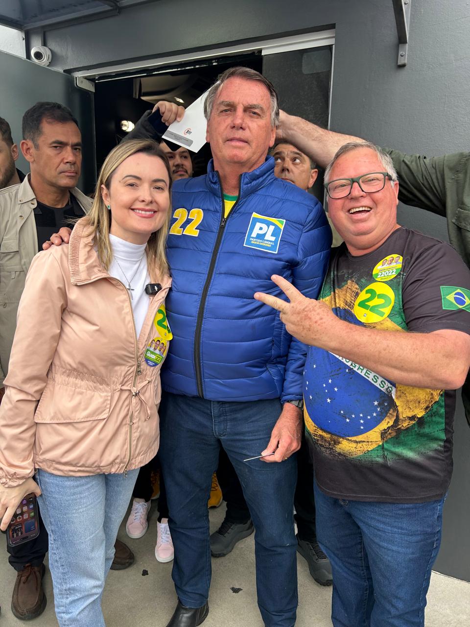 Em Blumenau, Flávio José Linhares, conhecido como Flavinho, conquistou 3.618 votos e garantiu uma vaga no legislativo municipal. Jovem, defensor das pautas da direita e alinhado às causas que Julia Zanatta abraça, Flávio desponta como uma promessa de renovação política. Aos 31 anos, ele pautou sua campanha na defesa dos valores cristãos, liberdade de expressão, inclusive dentro das igrejas, a favor da vida e de políticas públicas para pessoas com doenças raras, temas relevantes para o eleitorado conservador da região.